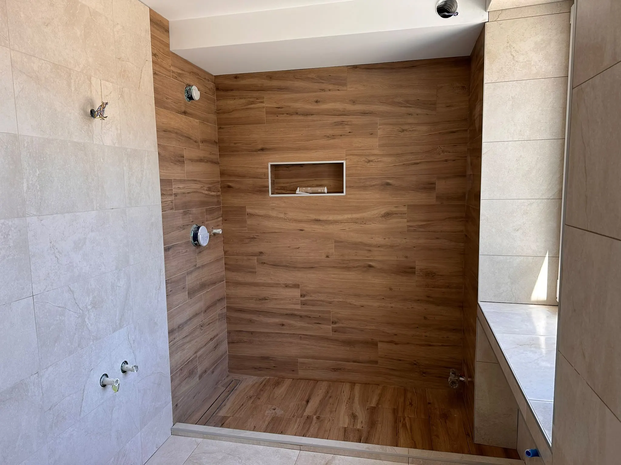 Douche carrelée en carreaux effet bois avec niche murale, réalisation ZH Carrelage & Rénovation